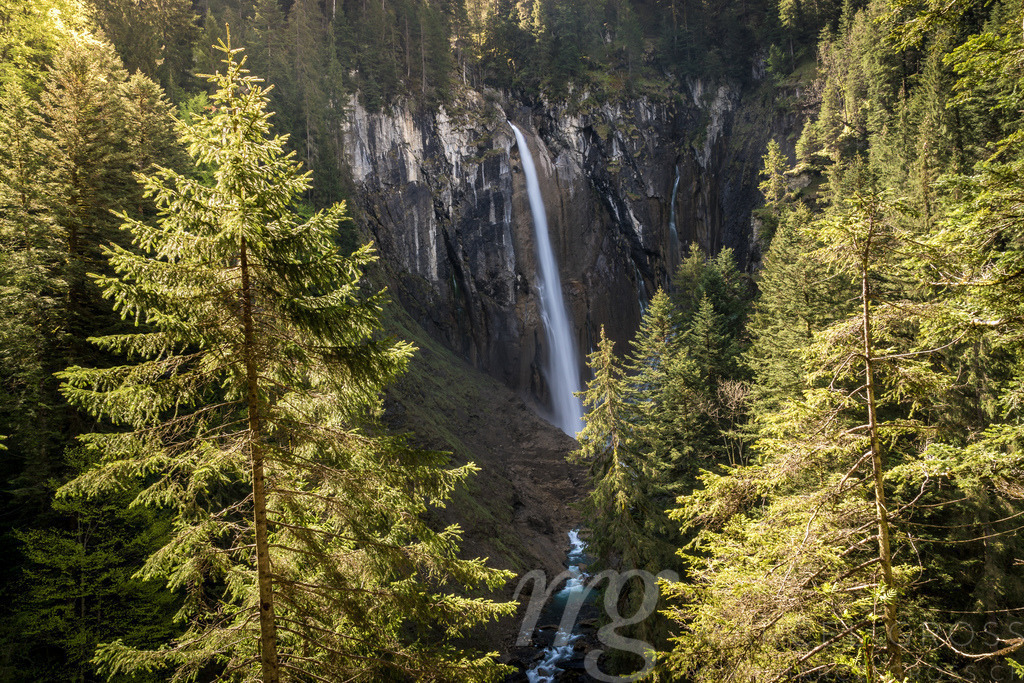Waterfall Pochtenfall in Aeschi | Die ideale Geschenkidee für Naturliebhaber. Naturbilder von Marcel Gross Photography für ihr Zuhause in den verschiedensten Formaten und Materialien. - Realisiert mit Pictrs.com