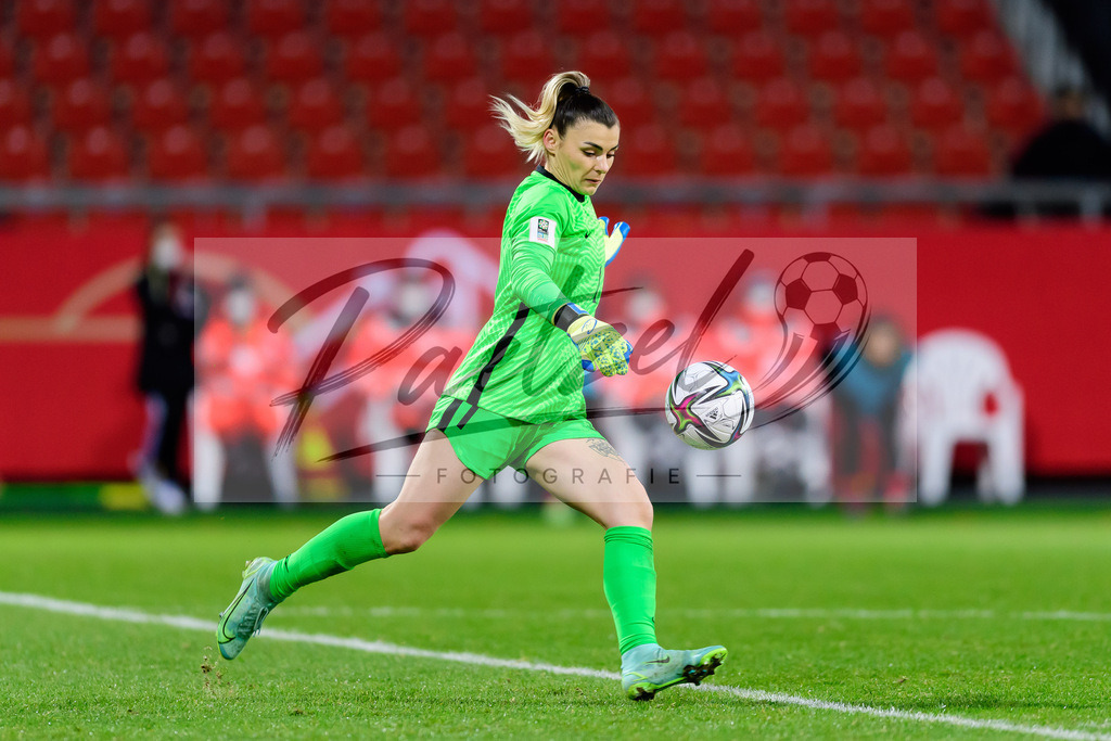 GERTUR20211126_126 | Fussball, Frauen: Torwart Selda Akgoez (Turkey) in Aktion, am Ball, Einzelaktion bei dem Spiel der WM-Qualifikation zwischen Deutschland und Tuerkei im Eintracht-Stadion am 26.11.2021 in Braunschweig, Deutschland. - Realisiert mit Pictrs.com