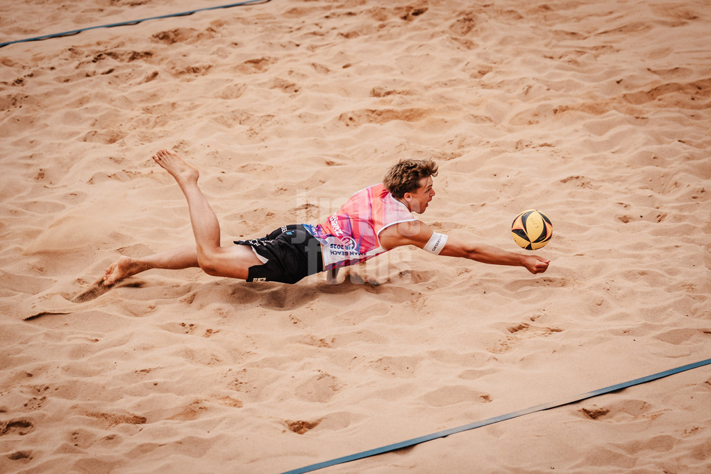 Beachvolleyball | Männer | Allianz German Beach Tour 2025 | Tourstop München | 06.07.2025 | Luis Kubo springt zum Ball