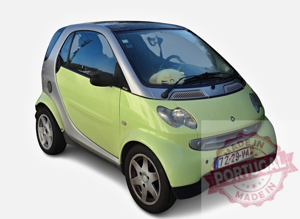 Smart Fortwo coupé showing its small size, practical for city driving | Light green Smart car parked, highlighting its compact design ideal for urban environments - Realized with Pictrs.com