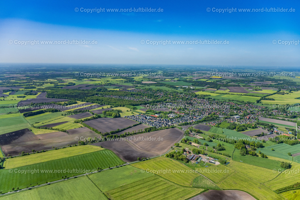 Himmelpforten_ELS_6953190523 | HIMMELPFORTEN 28.05.2023 Ortsansicht der Straßen und Häuser der Wohngebiete in Himmelpforten im Bundesland Niedersachsen, Deutschland. // Town View of the streets and houses of the residential areas in Himmelpforten in the state Lower Saxony, Germany. Foto: Martin Elsen