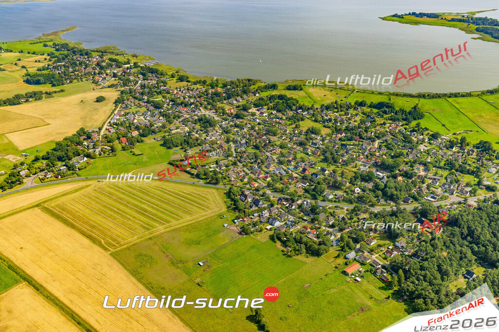Luftbild der Stadt Wieck a. Darß - Das Luftbild wurde 2025 vom UL-Flugzeug heraus erstellt ( keine Drohnenaufnahme ) - Hochauflösende Luftaufnahme - für Wandbilder und großformatige Ausdrucke geeignet. Das besondere Geschenk!Hier alle&nbsp;Infos zur Lizenzierung der LuftaufnahmeWir fliegen auch dieses Jahr wieder in Ihre Region um Luftbilder zu erstellen.- Luftbild anfragen
