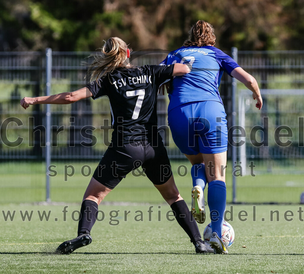 2023-10-21_031_FC_Langengeisling_gegen_TSV_Eching | Erding, Deutschland, 21.10.2023:
Fußball, Bezirksoberliga 2023 / 2024, 8. Spieltag, FC Langengeisling gegen TSV Eching, Endergebnis: 0:0

Anna-Lena Beer (TSV Eching, #7), Carina Sedlmeier (FC Langengeisling, #19)

Foto: Christian Riedel / fotografie-riedel.net