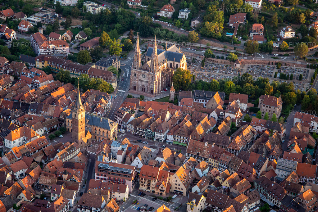 Aerial view: Church of Saints Peter and Paul in Obernai in the state Bas-Rhin, France. – Photo: IMG_137967.jpg taken on 08/19/2023 by Werner Riehm/FLY-FOTO.com – Resolution of the original: 5472 x 3648 px