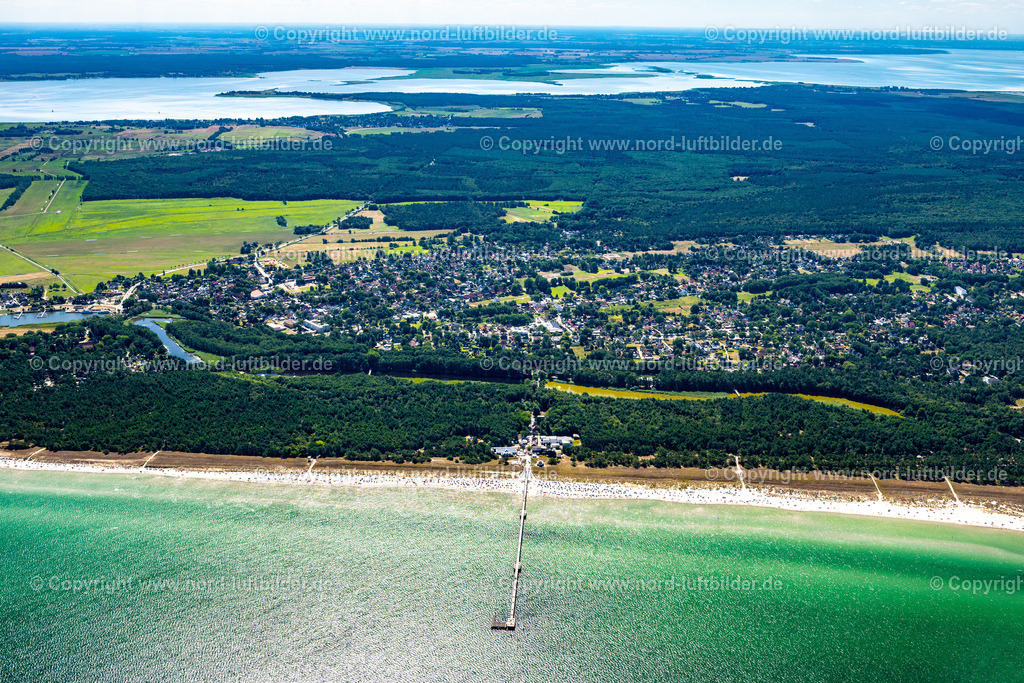 Prerow_Darss_ELS_8659100822 | PREROW 10.08.2022 Ortsansicht von Prerow mit der Seebrücke an der Ostseeküste im Bundesland Mecklenburg-Vorpommern. Weiterführende Informationen bei: Ostseeklinik Prerow. // Town view of Prerow with the pier on the Baltic Sea coast in the state of Mecklenburg-Western Pomerania. Further information at: Ostseeklinik Prerow. Foto: Martin Elsen