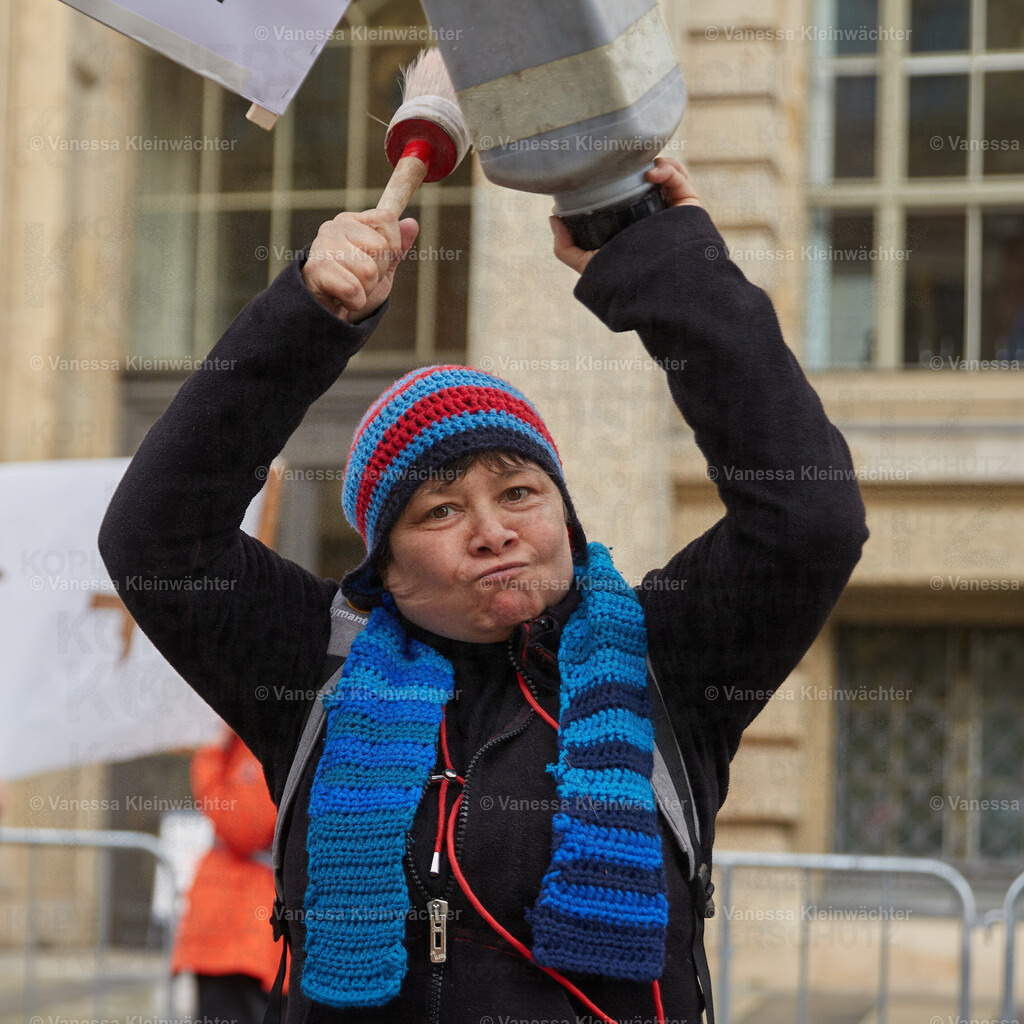 251114_SaveOurStudios_AGH_06 | Mit einer Lärmdemo und dem Durchschneiden eines Banners mit der Aufschrift "Cut the cuts" protestieren Künstler*innen am 14.11.2025 vor dem Berliner Abgeordnetenhaus gegen finanzielle Kürzungen in ihrem Bereich. - Realisiert mit Pictrs.com