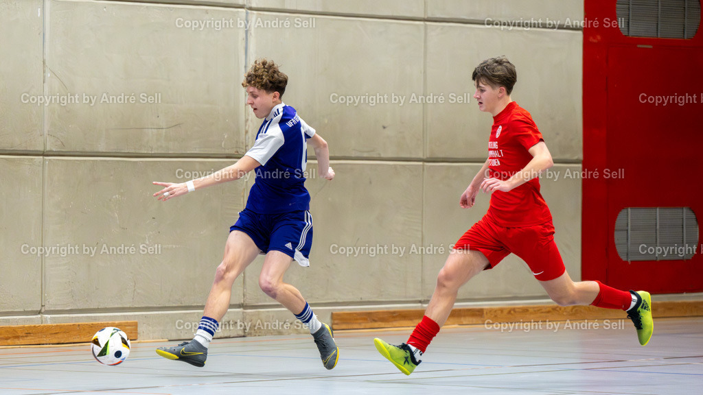 20250118_6741 | 21. A-Jugend-Turnier des VfR Neumünster um den KulturLokschuppen-Pokal 2025, Grp. B - Eimsbütteler TV (rot) vs. VfR Neumünster lila (lila), Leon Weber (Eimsbüttel #16) / Matteo Keidel (VfR lila #6 trifft hier zum 3-2 ins leere Tor) - Realisiert mit Pictrs.com