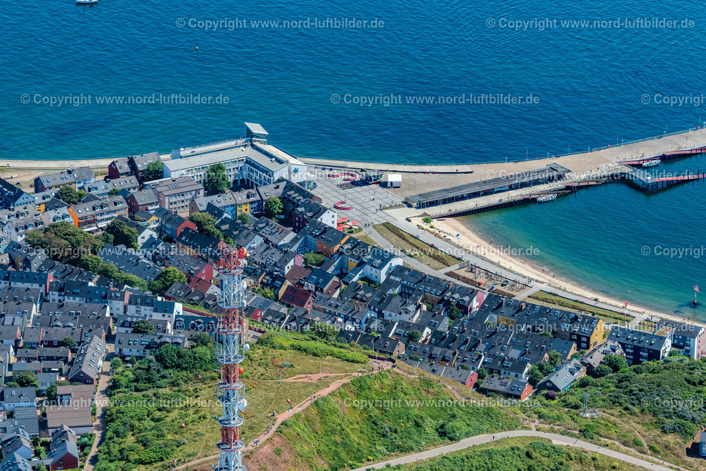 Helgoland_Unterland_ELS_7914130822 | HELGOLAND 13.08.2022 Ortsansicht an der Meeres-Küste " Oberland " in Helgoland im Bundesland Schleswig-Holstein, Deutschland. Weiterführende Informationen bei: Helgoland Tourismus-Service. // Townscape on the seacoast " Oberland " in Helgoland in the state Schleswig-Holstein, Germany. Further information at: Helgoland Tourismus-Service. Foto: Martin Elsen