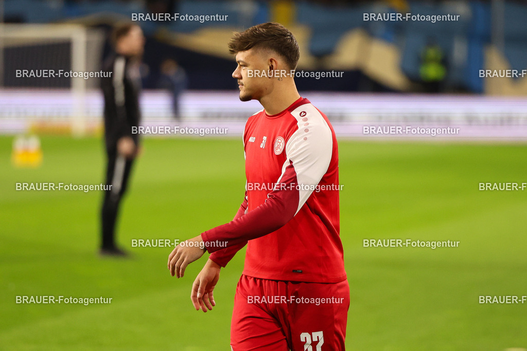 MSV Duisburg - Rot-Weiss Essen  | Duisburg, Deutschland, 26.10.2025 Jannik Hofmann  (Rot-Weiss Essen) schaut  während des 3.Liga Spiels zwischen MSV Duisburg und Rot-Weiss Essen in der Schauinsland-Reisen-Arena am 26.10.2025 in Duisburg (Foto von Timo Bluhmki-Schmidt/ Brauer Fotoagentur