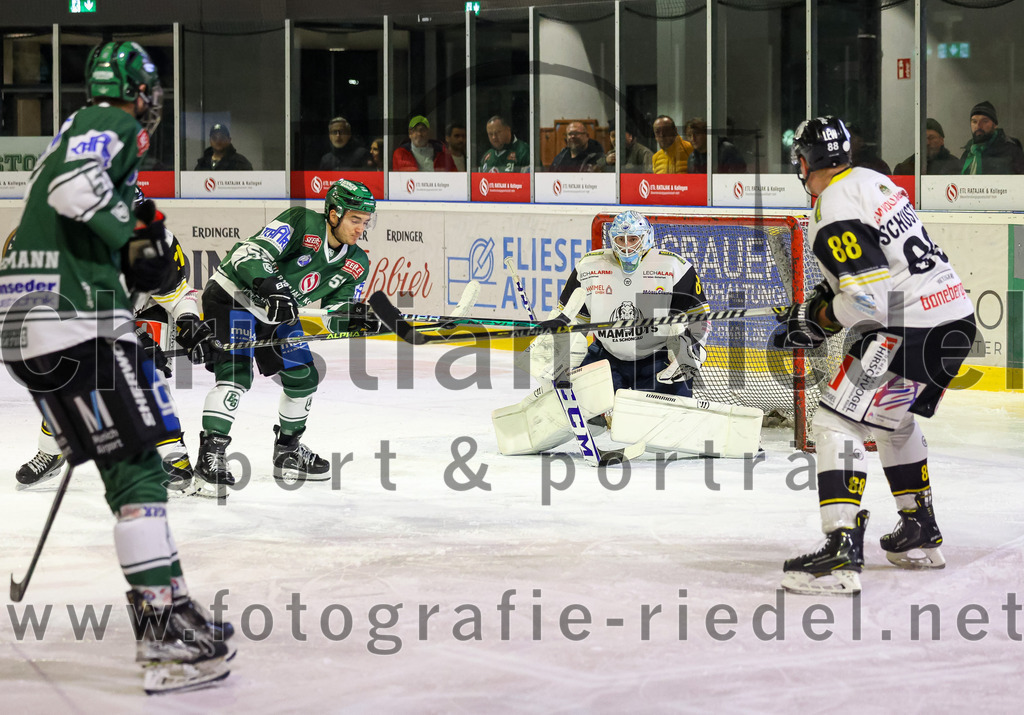 2023-11-17_051_TSV_Erding_gegen_EA_Schongau | Erding, Deutschland, 17.11.2023:
Eishockey, Bayernliga Vorrunde 2023 / 2024, 10. Spieltag, TSV Erding gegen EA Schongau, Endergebnis: 12:4

Paul Pfenninger (Erding Gladiators, #58), Torwart Xaver Nagel (EA Schongau, #80), Mathias Schuster (EA Schongau, #88)

Foto: Christian Riedel / fotografie-riedel.net