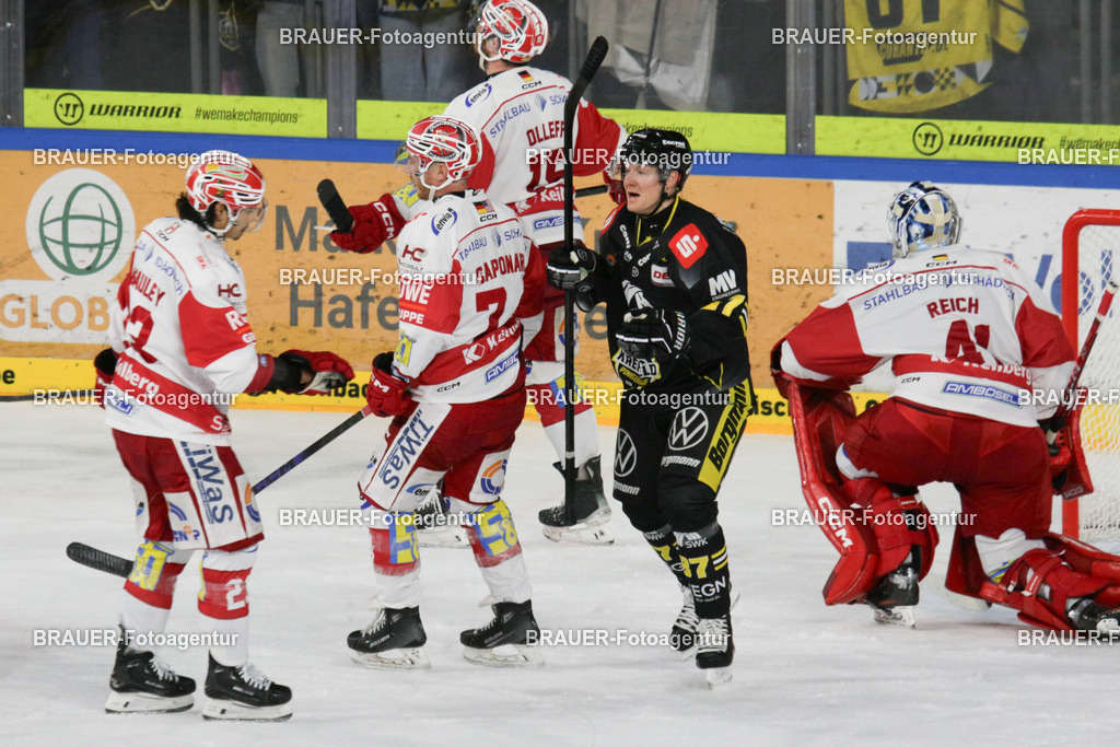 02.11.2025: DEL2  Krefeld Pinguine - Eispiraten Crimmitschau | Krefeld, Deutschland, 02.11.2025: Philip Gogulla (Krefeld Pinguine) in Aktion während des DEL2-Spiels zwischen Krefeld Pinguine - Eispiraten Crimmitschau am 02.11. 2025 in der Yayla-Arena in Krefeld, Deutschland. (Foto Ralph Görtz / Brauer-Fotoagentur)