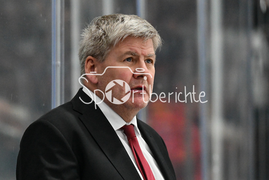 Löwen Frankfurt - Augsburger Panther | FRANKFURT, GERMANY - 19. DECEMBER: im Bild Bill PETERS Trainer Augsburger Panther / Einzelfoto / Freisteller während dem Match zwischen den Löwen Frankfurt und den Augsburger Panthern am 29. Spieltag der Penny DEL in der Eissporthalle Frankfurt