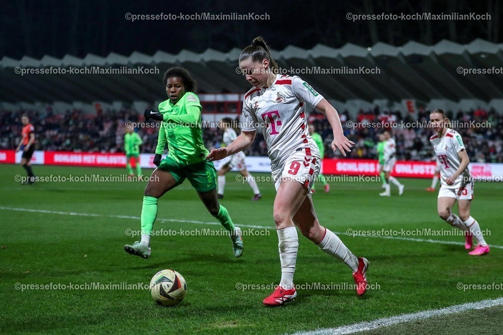 Koe07022502128 | 07.02.2025, Frauen Fußball, 1. FC Köln - VfL Wolfsburg, 1. Fußball Bundesliga, Franz-Kremer-Stadion, Saison 2024 2025: Adriana Achcinska (1. FC Köln #9) im Zweikampf gegen Lineth Beerensteyn (VfL Wolfsburg #9)DFB regulations prohibit any use of photographs as image sequences and or quasi-video.