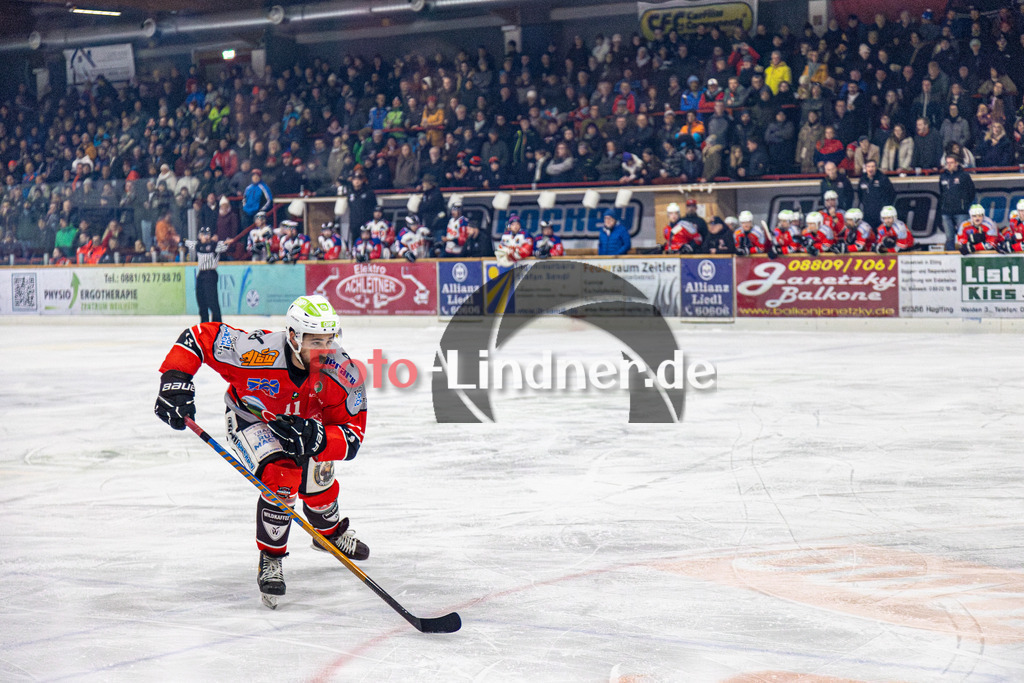 TSV Peißenberg Miners vs ESC Dorfen Eispiraten | Eishockey Bayernliga 2023/2024, TSV Peißenberg Miners vs ESC Dorfen Eispiraten, 20231229,
Florian SIMON (Miners 11) in Aktion, im Hintergrund viele Zuschauer,
2023-12-29 in Peißenberg (Eisstadion)
11 Florian SIMON (Miners 11)
Copyright: WolfgangxLindner foto-lindner.de