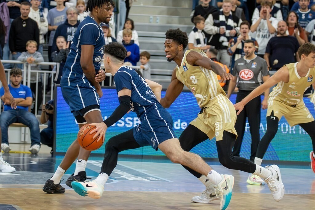 easy Credit BBL, Basketball Bundesliga, Saison 2024/25, 2. Spieltag: MLP Academics Heidelberg gegen RASTA Vechta. Am Ball: Alex Barcello (13, Heidelberg) | easy Credit BBL, Basketball Bundesliga, Saison 2024/25, 2. Spieltag: MLP Academics Heidelberg gegen RASTA Vechta. Am Ball: Alex Barcello (13, Heidelberg) - Realisiert mit Pictrs.com