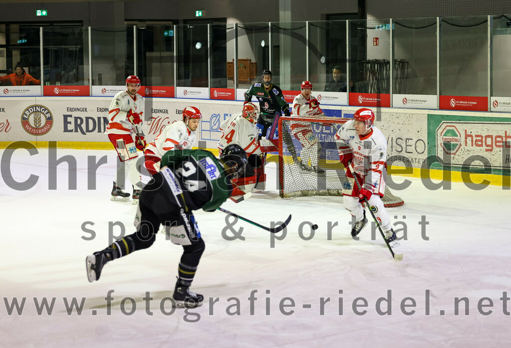 2022-11-13_135_TSV_Erding_gegen_TEV_Miesbach | Erding, Deutschland, 13.11.2022:
Eishockey, Bayernliga 2022 / 2023, 13. Spieltag, TSV Erding gegen TEV Miesbach, Endergebnis: 

Lukas Krämmer (Erding Gladiators, #24), Timon Ewert (TEV Miesbach, #34), Florian Heiß (TEV Miesbach, #9)

Foto: Christian Riedel / fotografie-riedel.net