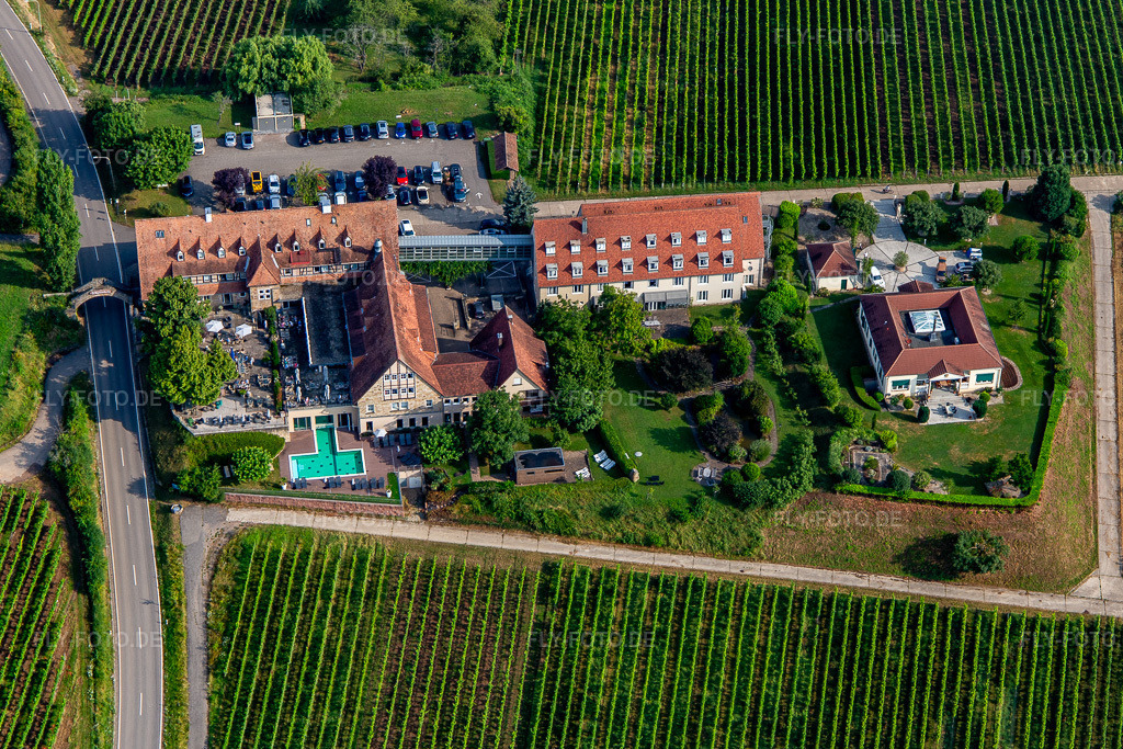 Luftbild: 4-Sterne-Hotel Leinsweiler Hof zwischen Weinbergen am Morgen in Leinsweiler im Bundesland Rheinland-Pfalz in Deutschland. Foto: IMG_142951.jpg vom 03.08.2024 durch Werner Riehm/FLY-FOTO.deUnvergessliche Momente im Urlaub - Leinsweiler Hof