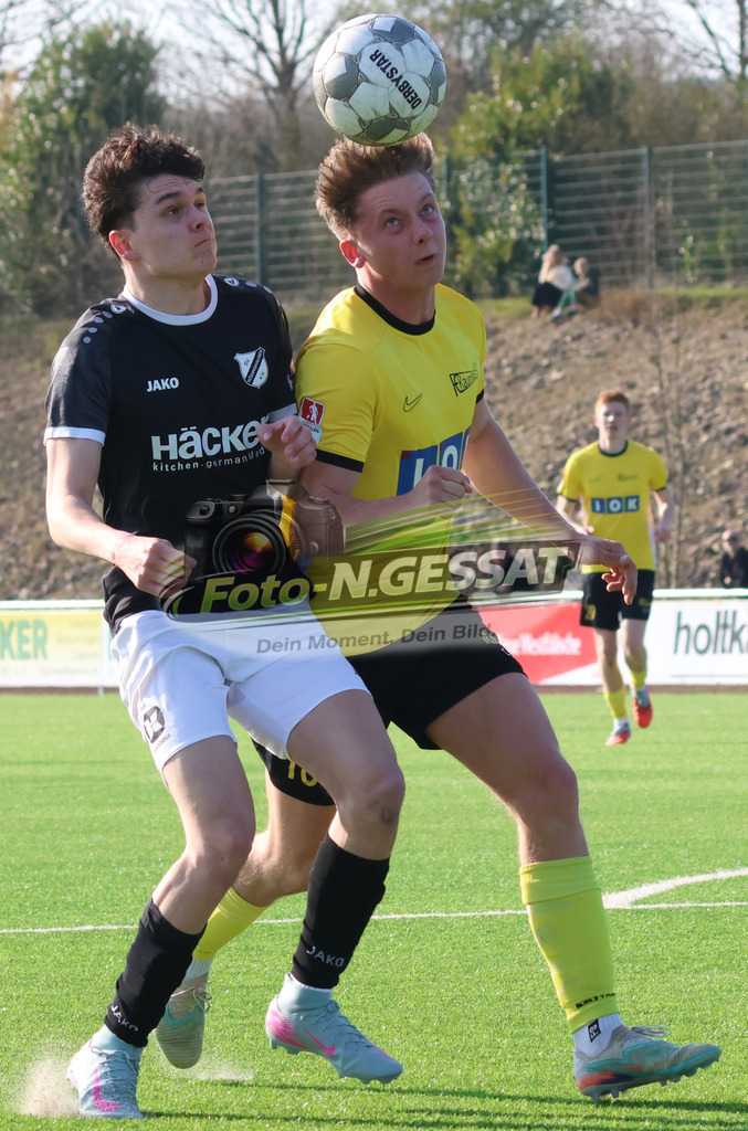SV Rödinghausen II, FC Kaunitz | Auf dem Bild zu sehen: schwarz SV Rödinghausen II: Roman-Stevan Jankowski ; gelb FC Kaunitz: Maurice Leon Cord-BrüningSV Rödinghausen II, FC Kaunitz, Saison 25/26, Westfalenliga, Deutschland - Realisiert mit Pictrs.com