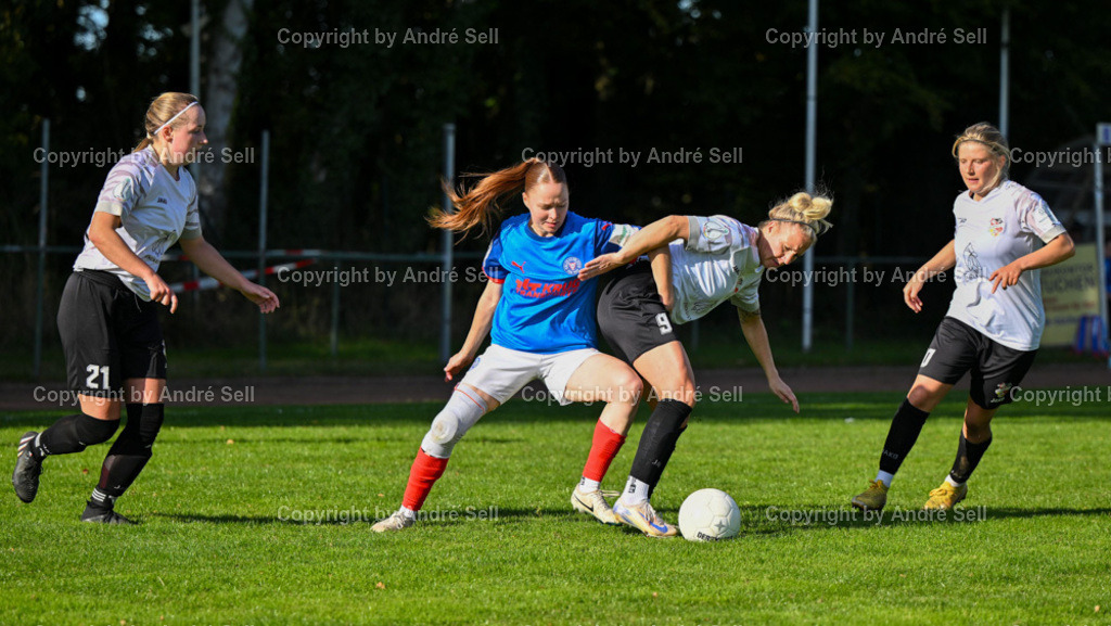 Kieler MTV vs Holstein Kiel | Bianca Piontkowski (KMTV #21) &amp; Tara Brozi (KMTV #9) &amp; Alina-Sophie Steiner (KMTV #10) / Kira Hasse (Holstein #24)Fußball-Regionalliga Nord Frauen 2024/2025 / Kieler MTV vs Holstein Kiel / Hauptplatz Schilksee / Kiel / 06.10.24 - Realisiert mit Pictrs.com