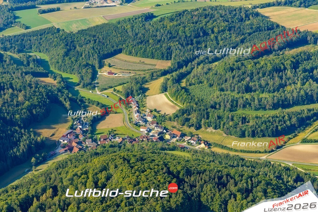 Das Luftbild zeigt : Reckendorf Heiligenstadt in Oberfranken - Die Luftaufnahme wurde 2024 vom UL-Flugzeug aus erstellt ( keine Drohne ) - Hochauflösende Luftaufnahme - Für grossformatige Ausdrucke geeignet. Die Geschenkidee !Mit Lizenz und Bildrechte bestellbar