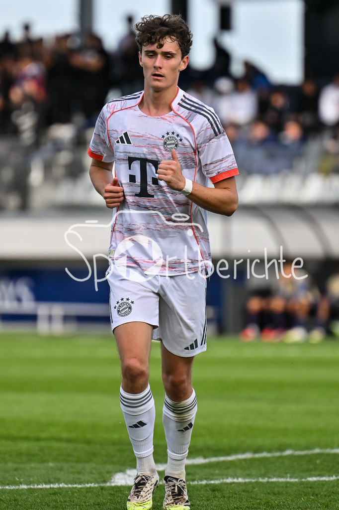 Paris Saint Germain U19 - FC Bayern München U19 | PARIS, FRANKREICH - 4. NOVEMBER: im Bild Maximilian MERGNER (FC Bayern München 6) Einzelfoto / Freisteller beim Ligaspiel zwischen der U19 von Paris Saint Germain und der U19 des FC Bayern München am 4. Spieltag der UEFA Youth League am PSG Campus am 04.11.2025