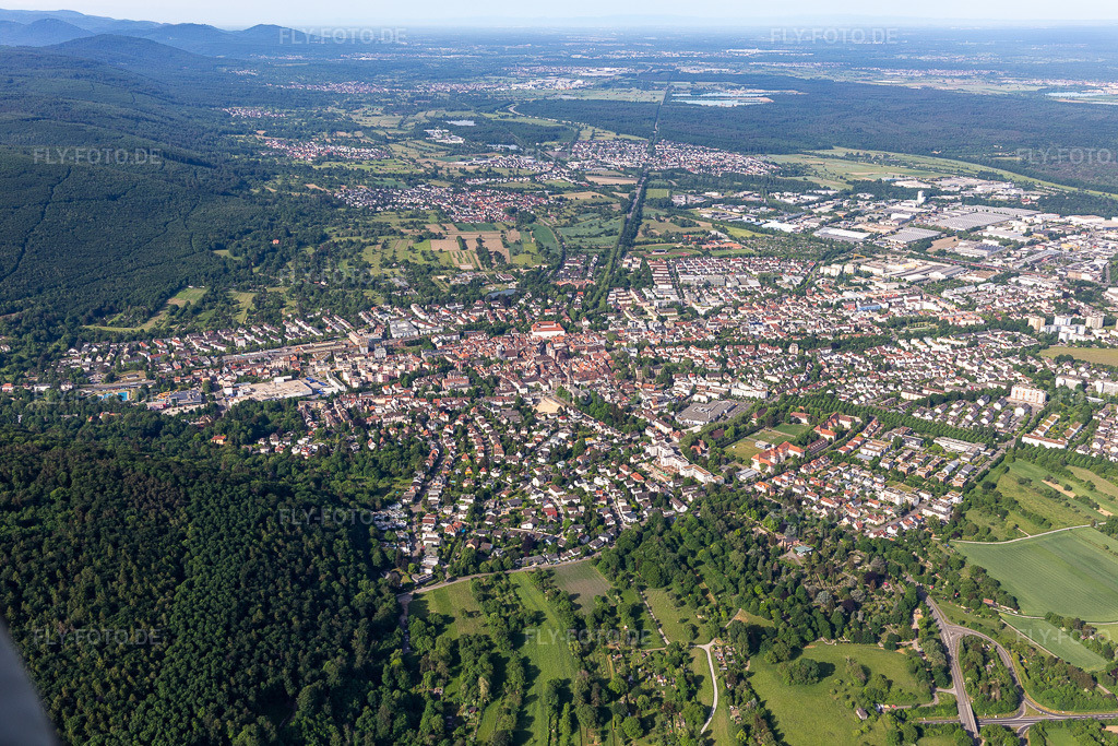 Luftbild:  in Ettlingen im Bundesland Baden-Württemberg in Deutschland. Foto: IMG_131612.jpg vom 22.05.2022 durch Werner Riehm/FLY-FOTO.deEttlingen