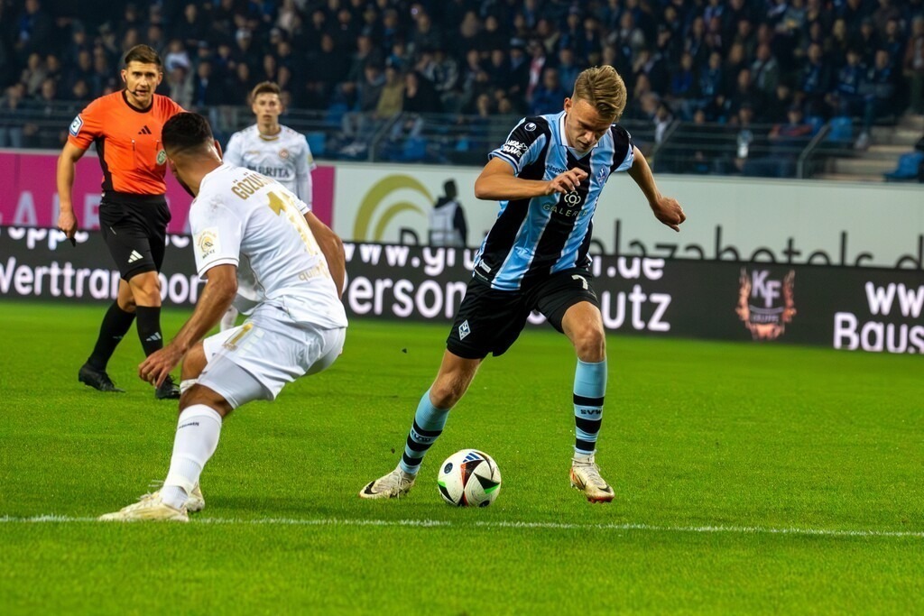 Fußball 3. Liga, Saison 2024/25, 12. Spieltag: Waldhof Mannheim gegen SV Wehen-Wiesbaden. Am Ball: Nicklas Shipnoski (7, Mannheim) | Fußball 3. Liga, Saison 2024/25, 12. Spieltag: Waldhof Mannheim gegen SV Wehen-Wiesbaden. Am Ball: Nicklas Shipnoski (7, Mannheim) - Realisiert mit Pictrs.com