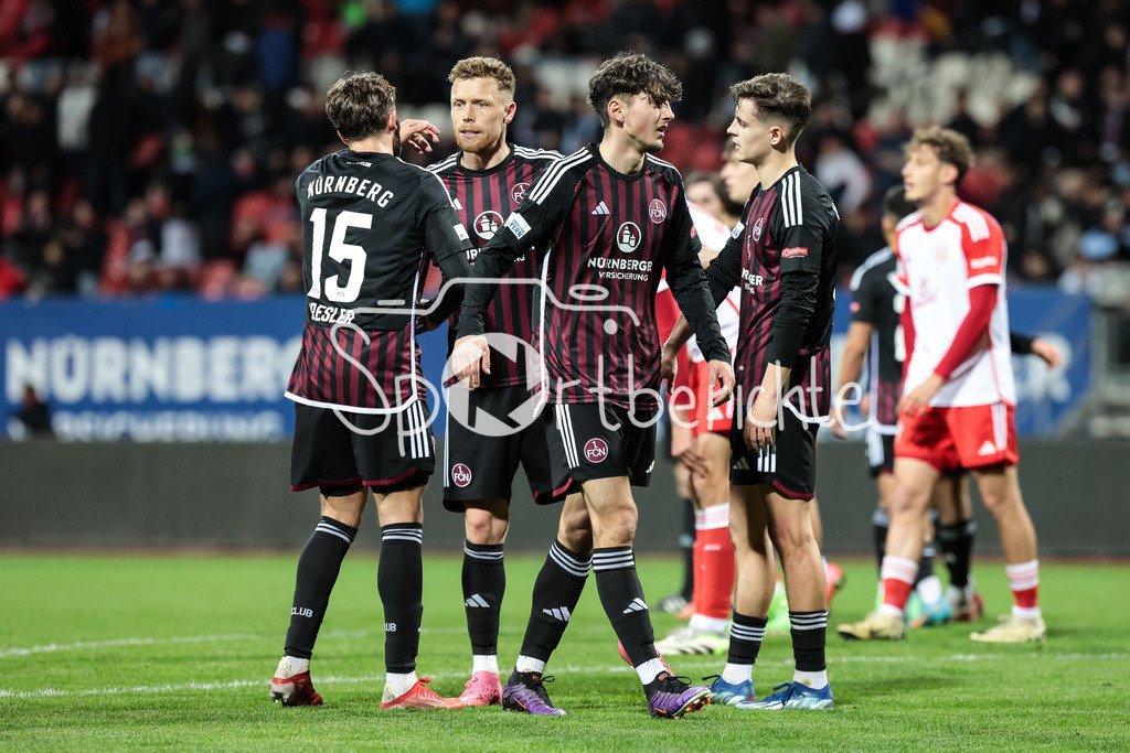 1. FC Nürnberg II - FC Bayern Amateure | Die Spieler der zweiten Mannschaf des 1. FC Nürnberg feiern den Heimsieg gegen die Amateure des FC Bayern