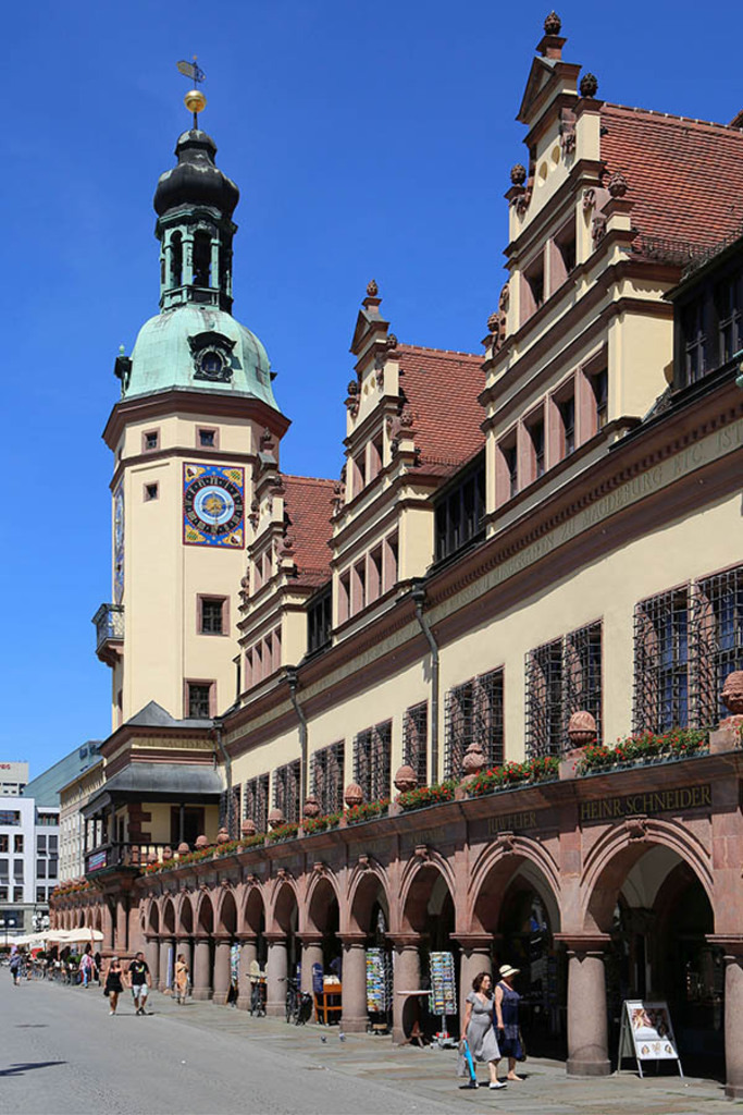 Altes Rathaus - Blick von der Grimmaischen Straße | Entdecke über 20 Kategorien Leipzig-Motive: Foto-Downloads, hochwertige Poster, Leinwand- & Fine-Art-Prints. Jetzt Lieblingsfoto im Bildlexikon Leipzig Shop bestellen!