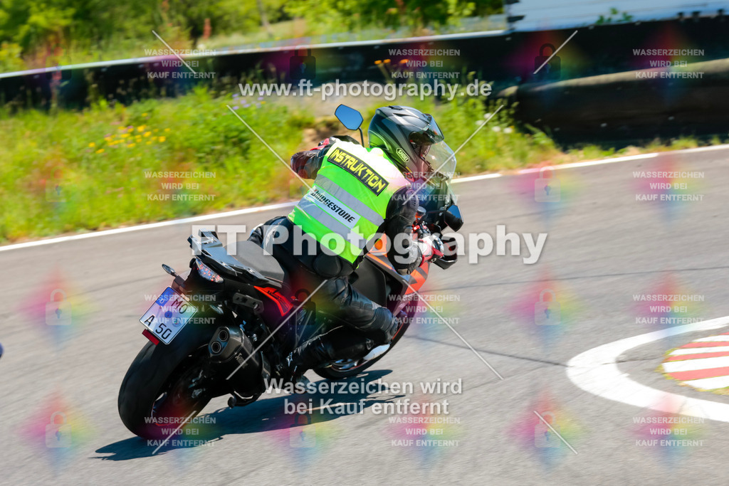 Moto-TeamOBK-21876 | Hier findet Ihr Bilder von Touristenfahrten auf der Nürburgring Nordschleife oder von anderen Veranstaltungen die ich besucht habe. Viel Spass beim Durch Schauen 