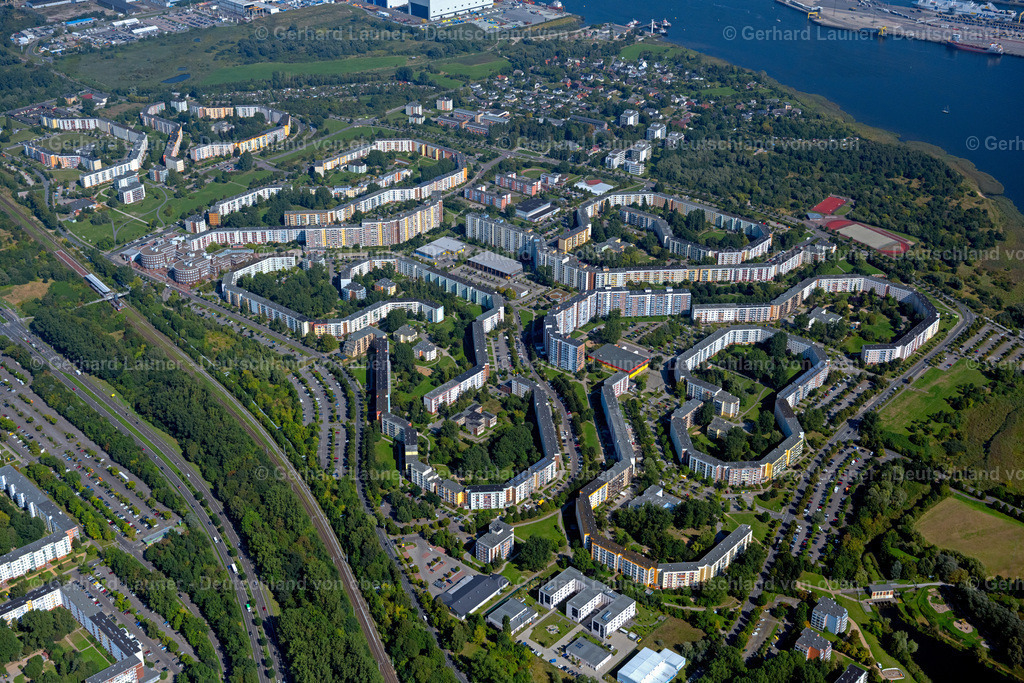 4061898 | ROSTOCK 08.09.2021 Hochhäuser im Wohngebiet einer industriell gefertigten Plattenbau- Siedlung im Ortsteil Groß Klein in Rostock an der Ostseeküste im Bundesland Mecklenburg-Vorpommern, Deutschland. // Skyscrapers in the residential area of industrially manufactured settlement in the district Gross Klein in Rostock at the baltic coast in the state Mecklenburg - Western Pomerania, Germany. Foto: Gerhard Launer
