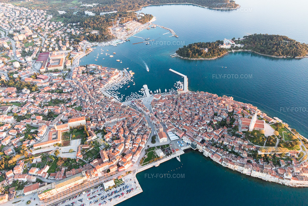 Aerial view: View of the town in Rovinj in the state Gespanschaft Istrien, Croatia. – Photo: IMG_106180.jpg taken on 04/13/2018 by Werner Riehm/FLY-FOTO.com – Resolution of the original: 5472 x 3648 px