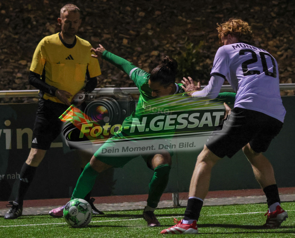 SV Rödinghausen - SC Preußen Münster | Auf dem Bild zu sehen: grün SV Rödinghausen: Arda Ermis ; weiß SC Preußen Münster: Malte VarelmannSV Rödinghausen, SC Preußen Münster, Saison 25/26, A-Jugend Westfalenpokal, Achtelfinale, U19, Deutschland - Realisiert mit Pictrs.com