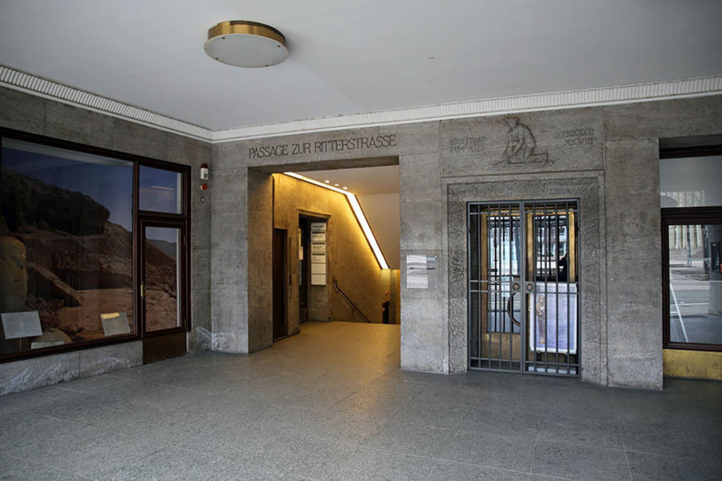 Bildlexikon Leipzig - Krochhochhaus - Eingang zur Theaterpassage und zum Ägyptischen Museum | Das Team hinter BILDLEXIKON LEIPZIG bündelt historische wie aktuelle Informationen über die Stadt Leipzig in Text und Bild auf einer Plattform und stellt diese der interessierten Öffentlichkeit zur Verfügung.