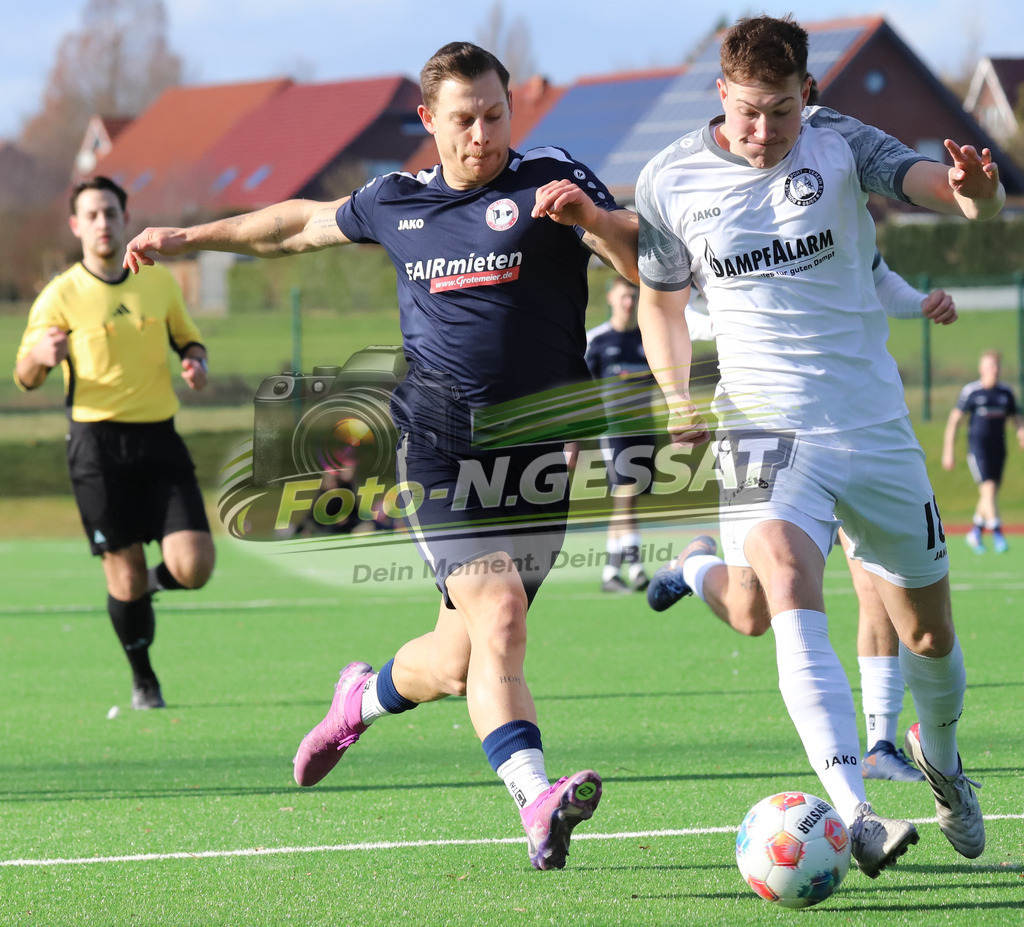 VfL Holsen - Bünder SV | Auf dem Bild zu sehen: Schwarz VfL Holsen: Fabian Schneider ; weiß Bünder SV: Yannis Bohmeyer VfL Holsen, Bünder SV, Saison 25/26, Kreisliga A, Deutschland - Realisiert mit Pictrs.com