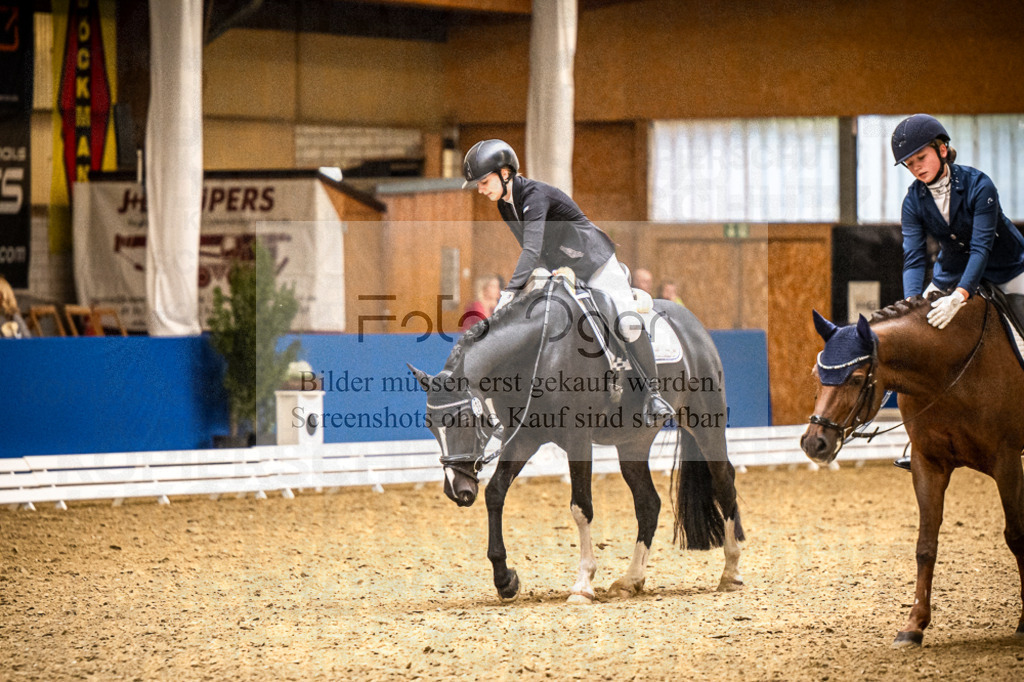 DOS_3717 | Entdecke hochwertige Reitturnierfotos von Foto Oger. Professionell, emotional und authentisch – jetzt Lieblingsmomente im Shop bestellen.Deutschlandweite Turnierfotografie. - Realisiert mit Pictrs.com