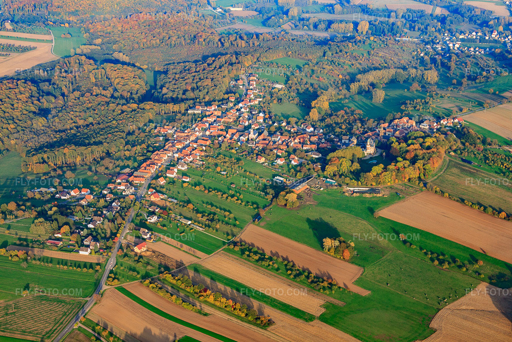 Aerial view: View of the town from the west in Frœschwiller in the state Bas-Rhin, France. – Photo: IMG_54186.jpg taken on 10/21/2012 by Werner Riehm/FLY-FOTO.com – Resolution of the original: 4752 x 3168 px