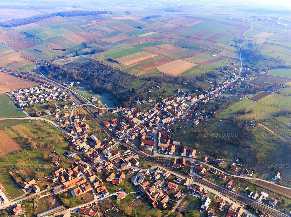 Aerial view: View of the town from the southwest in Ettendorf in the state Bas-Rhin, France. – Photo: IMG_105354.jpg taken on 03/25/2018 by Werner Riehm/FLY-FOTO.com – Resolution of the original: 4589 x 3413 px