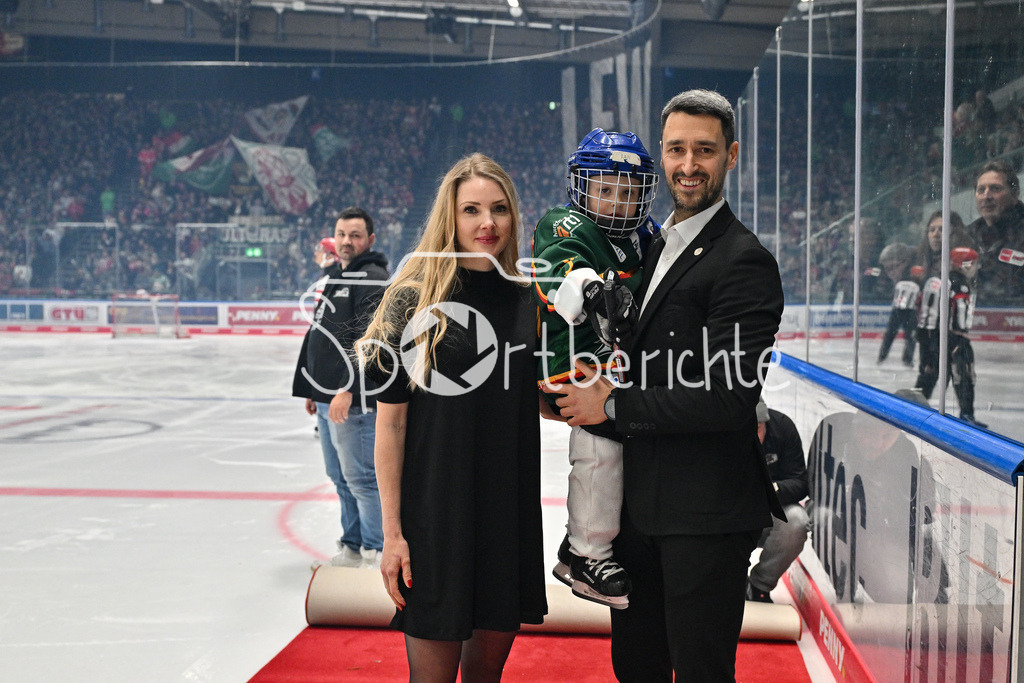 Augsburger Panther - Adler Mannheim | Dennis ENDRAS wird vor der Parite fuer seine Karriere geehrt / Ehrung / DEL: Augsburger Panther - Adler Mannheim, Curt Frenzel Stadion am 26.12.2024 / im Bild mit seiner Frau und seinem Sohn