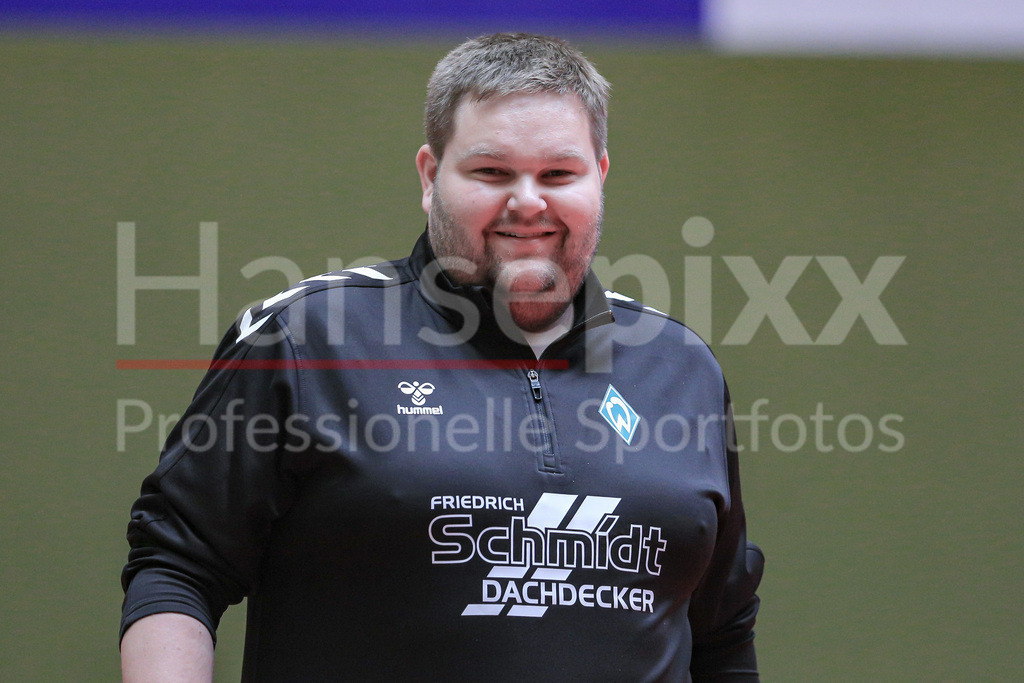Handball, 2. Bundesliga Frauen, Training SV Werder Bremen | v.li.: Timm Dietrich (Trainer, Cheftrainer, SV Werder Bremen) Portrait, Nahaufnahme, Einzelfoto, Einzelbild
