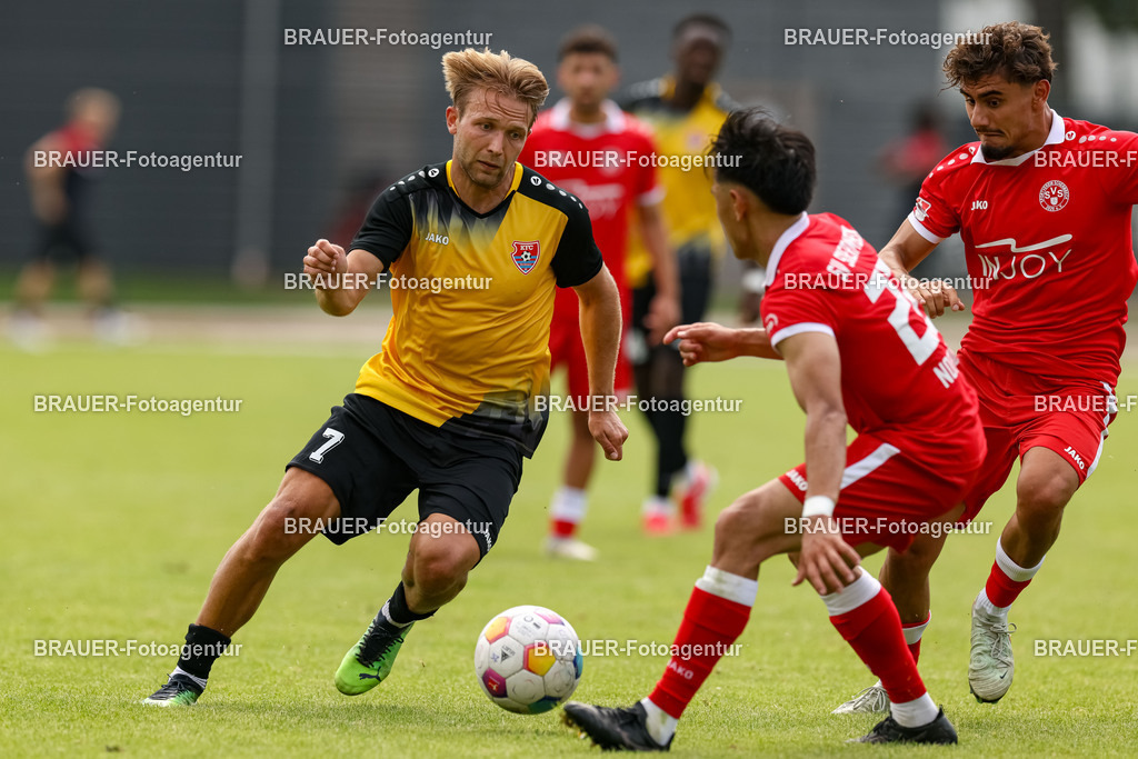 1_SVSKFC_20250726_0762.JPG -  - SV Schermbeck - KFC Uerdingen  - Testspiel | Schermbeck, Deutschland, 26.07.25: Alexander Lipinski (KFC Uerdingen) und Ibuki Noguchi (SV Schermbeck) im Kampf um den Ball während des Testspiel Spiels zwischen SV Schermbeck - KFC Uerdingen  in der Volksbank Arena am 26. July 2025 in Schermbeck, Deutschland. (Foto von Stefan Brauer/Brauer-Fotoagentur)