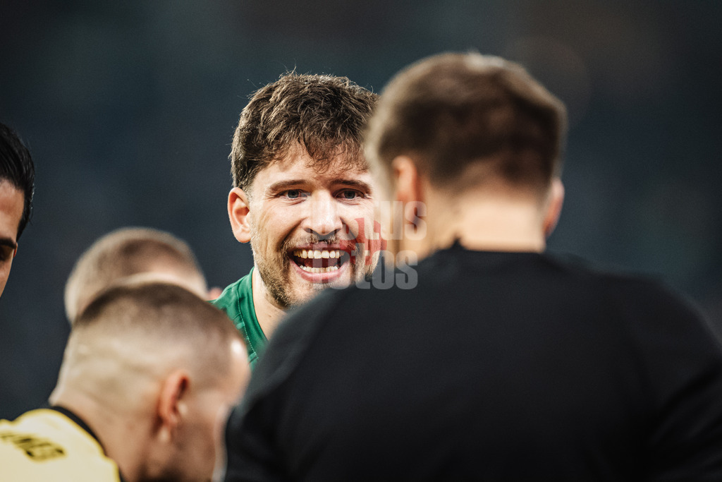 Fußball | Männer | Saison 2025/2026 | 1. Fußball-Bundesliga | 10. Spieltag | Hamburger SV vs. Borussia Dortmund | 08.11.2025 | Gregor Kobel (#1, Borussia Dortmund) beschwert sich bei Schiedsrichter Tobias Reichel