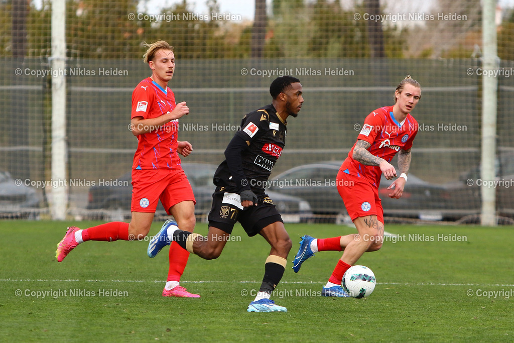 NH_HolsteinKiel_VVStTruiden_Testspiel_09012024 | #17 Timo Becker und #15 Marvin Schulz (Holstein Kiel), #7 7 Eric Bocat (VV St. Truiden)

Testspiel I Trainingslager Spanien I 09.01.2024 - Realisiert mit Pictrs.com