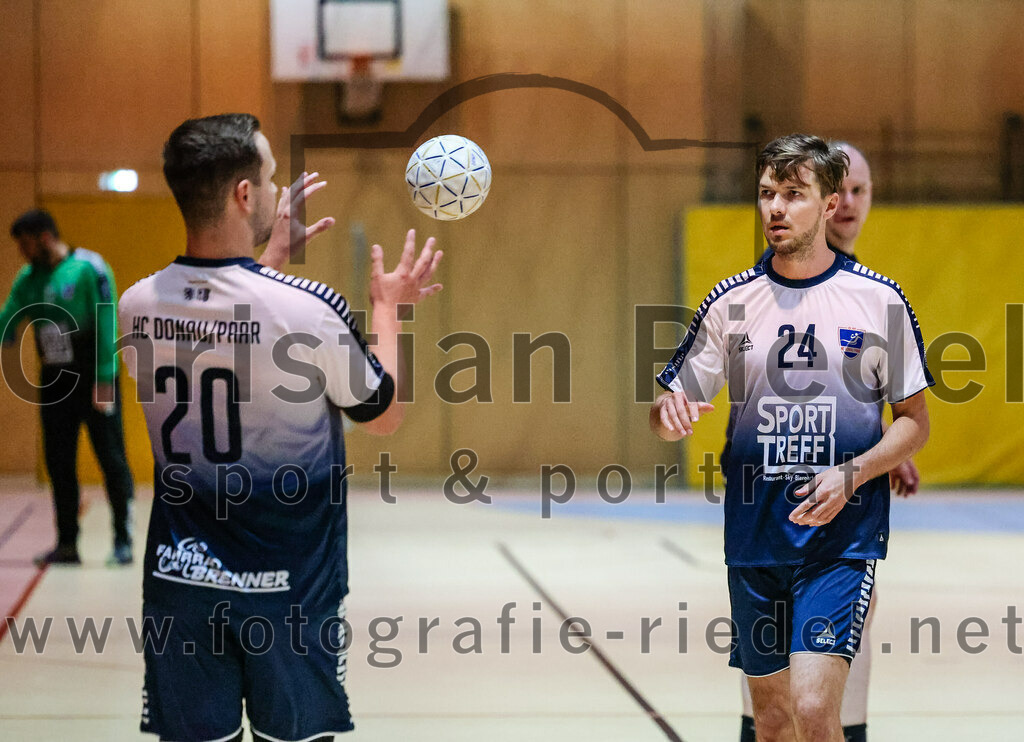 2023-11-11_019_SpVgg_Altenerding_gegen_HC_Donau-Paar | Erding, Deutschland, 11.11.2023:
Handball, Bezirksoberliga Männer 2023 / 2024, 7. Spieltag, SpVgg Altenerding gegen HC Donau/Paar, Endergebnis: 44:32

Julian Beschler (HC Donau/Paar, #20), Julian Rohrer (HC Donau/Paar, #24)

Foto: Christian Riedel / fotografie-riedel.net