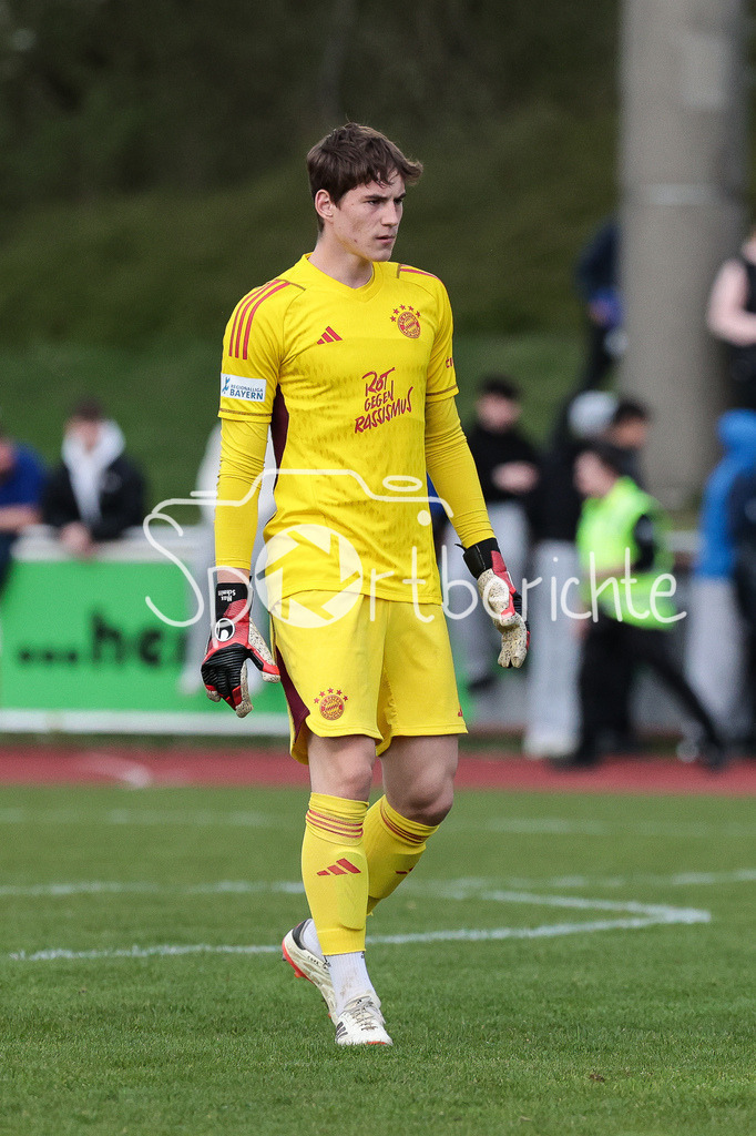 FV Illertissen - FC Bayern Amateure | BAyern Keeper Max SCHMITT (FCB #42) in Aktion / Freisteller / Einzelfoto