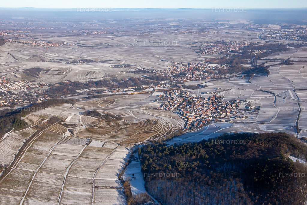 Luftbild: Weinlage Keschdebusch aus Westen im Winter bei Schnee in Birkweiler im Bundesland Rheinland-Pfalz in Deutschland. Foto: IMG_139901.jpg vom 20.01.2024 durch Werner Riehm/FLY-FOTO.de