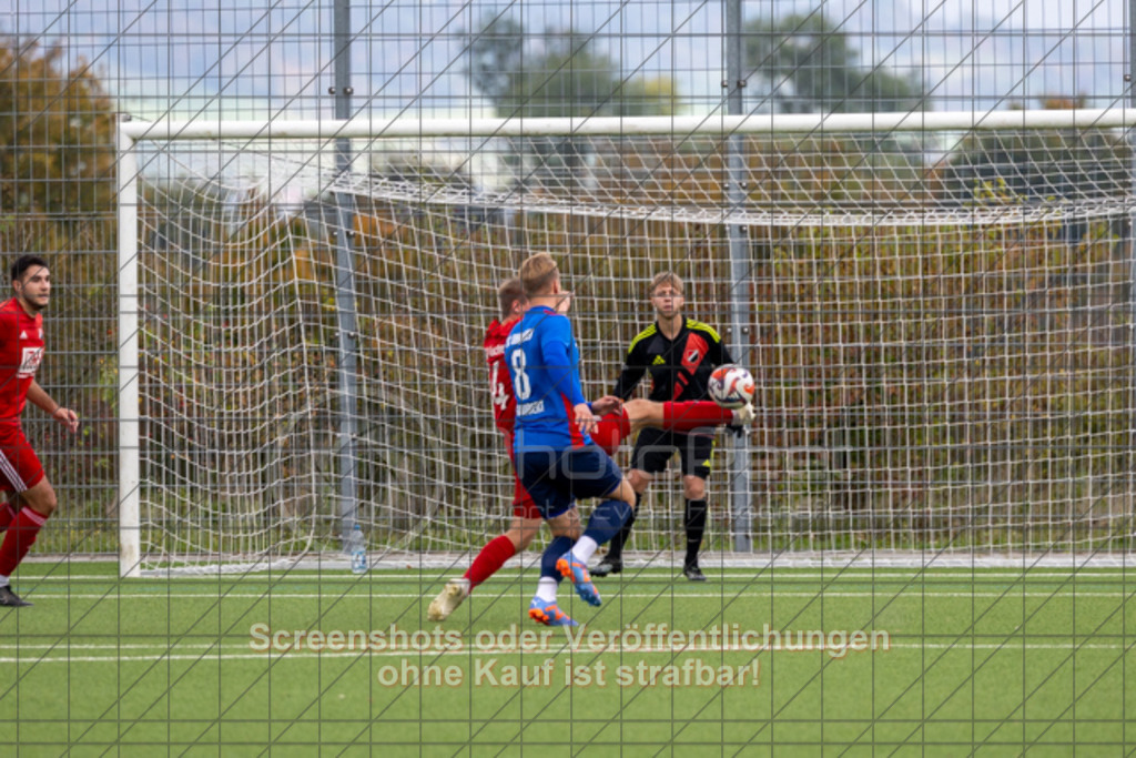 20251012_152418_0004 | #,SC Uhingen (blau) vs. FTSV Kuchen (rot), Fussball, Kreisliga A3 - Bezirk Neckar/Fils, 08. Spieltag, Saison 2025/2026, Kunstrasenplatz, Haldenberg Stadion, Panoramastraße,73066 Uhingen, 12.10.2025 - 15:00 Uhr,Foto: PhotoPeet-Sportfotografie/Peter Harich