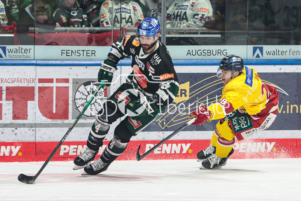 Augsburger Panther - Duesseldorfer EG | Henry HAASE (AEV #4) im Duell mit Alexander EHL (DEG #28)