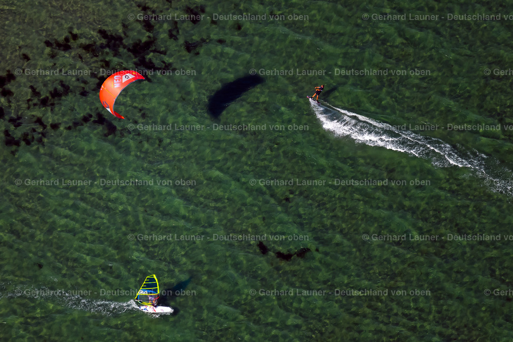 4038067 | PELZERHAKEN 07.08.2020 Surfer - Kitesurfer in Fahrt an der Ostsee- Meeres- Küste in Pelzerhaken im Bundesland Schleswig-Holstein, Deutschland. // Surfer - kitesurfer in motion on Ostsee- Meeres- Kueste in Pelzerhaken in the state Schleswig-Holstein, Germany. Foto: Gerhard Launer