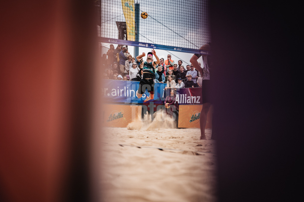 Beachvolleyball | Männer | Allianz German Beach Tour 2025 | Tourstop Düsseldorf | 18.05.2025 | Clemens Wickler beim Aufschlag